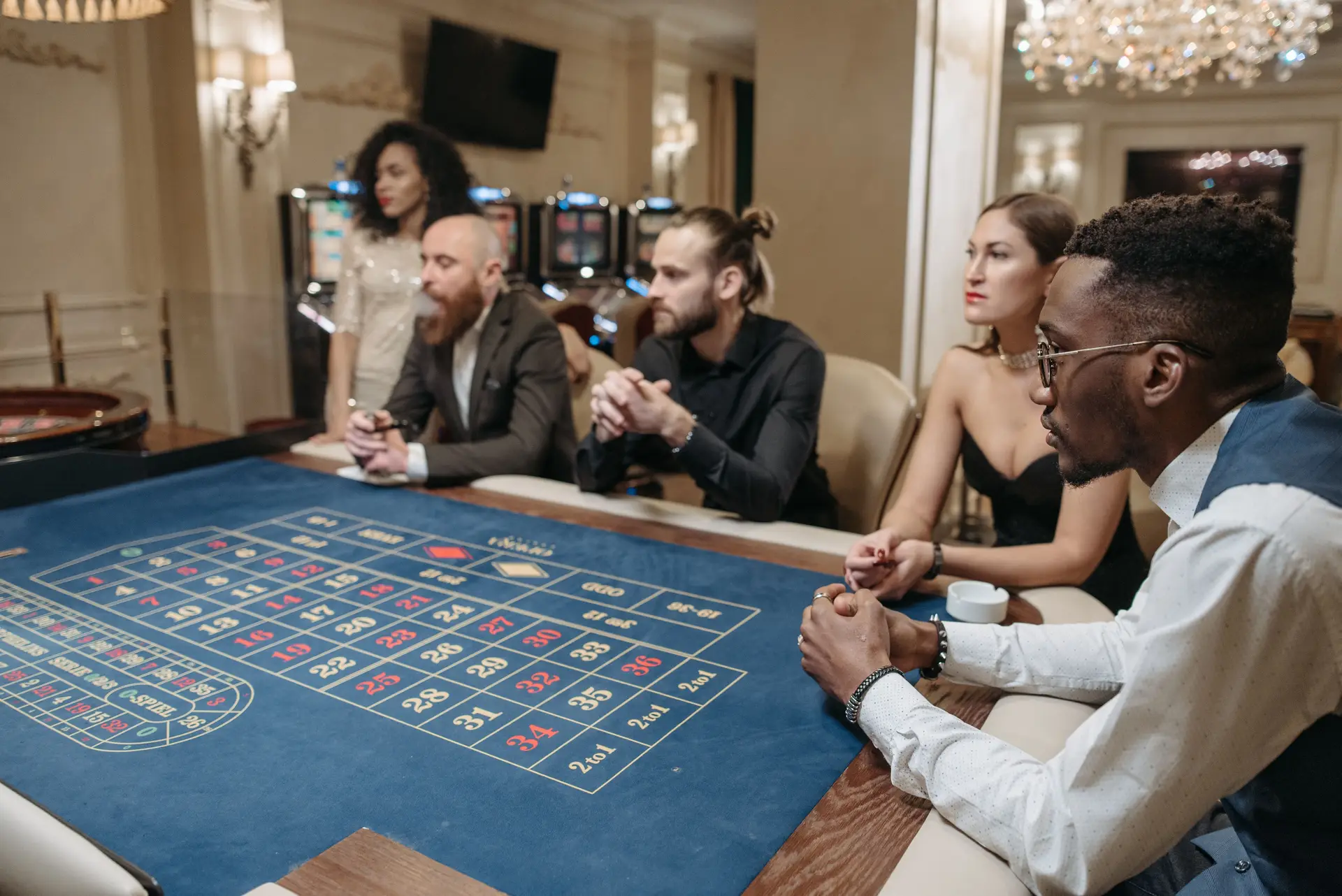 Exklusive Casino-Atmosphäre bei Nacht